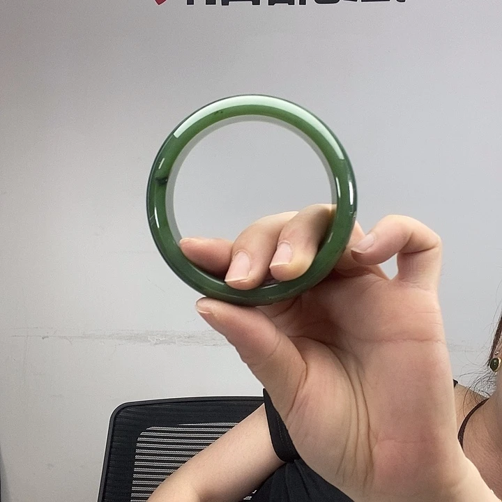 梅***萍和田玉手镯未镶嵌