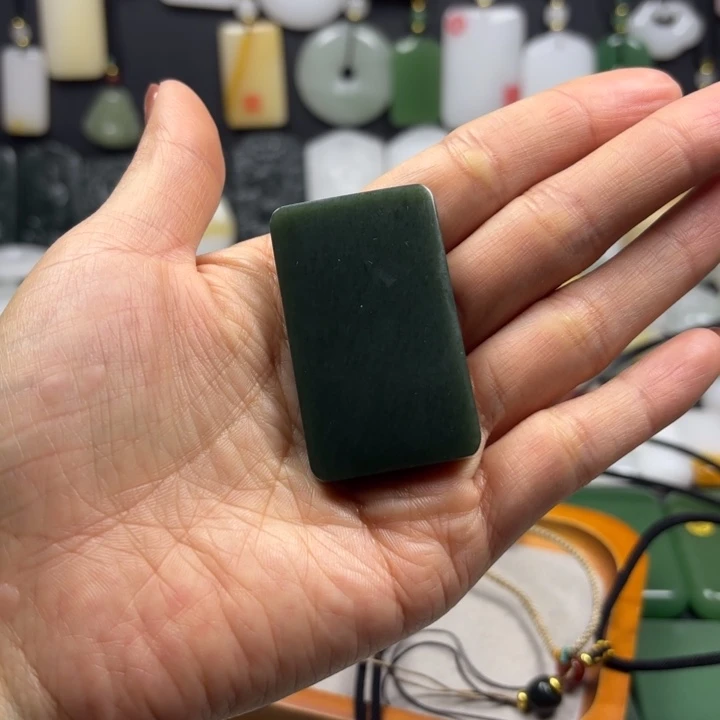 炮****和田玉（青玉）未镶嵌颈饰