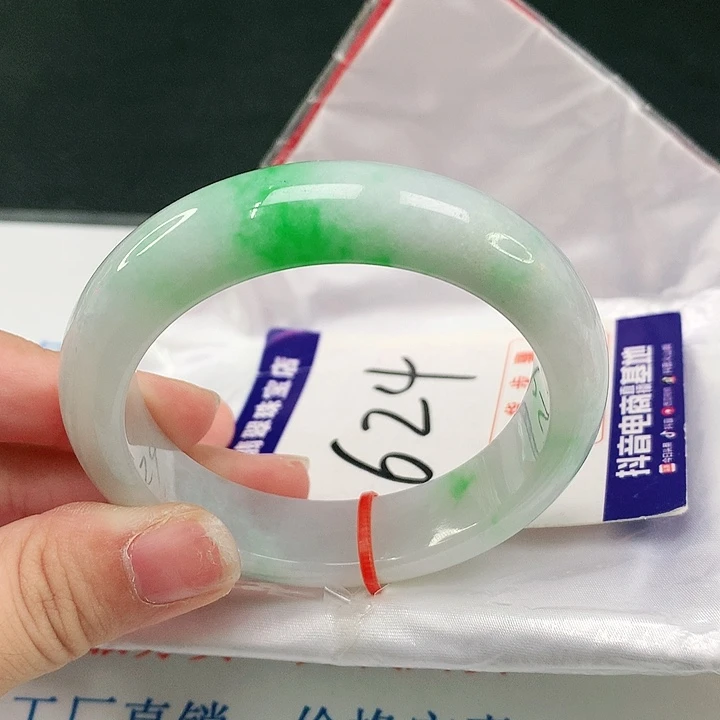 翡翠手镯未镶嵌翡翠