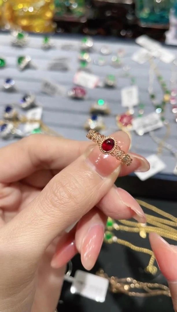 18K金镶嵌天然红宝石戒指