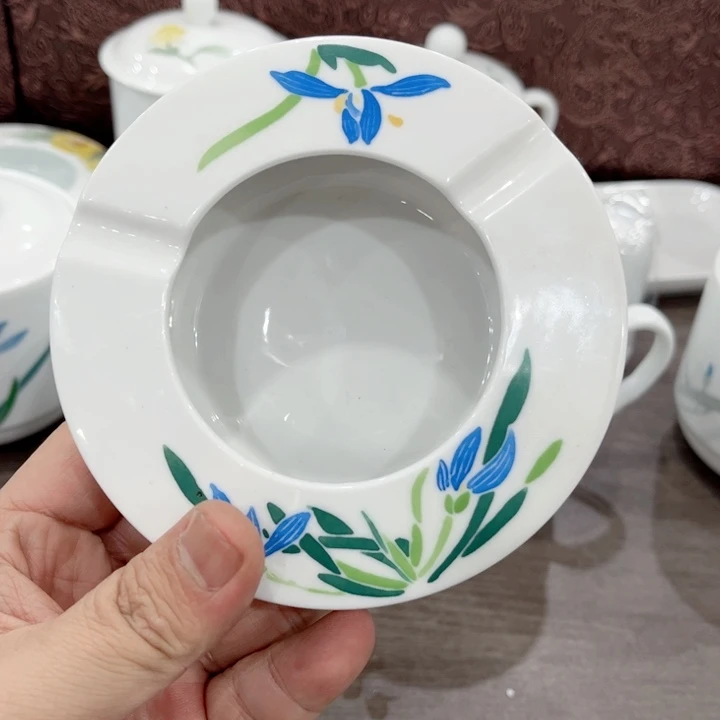 碗釉下五彩的瓷器和瓷器