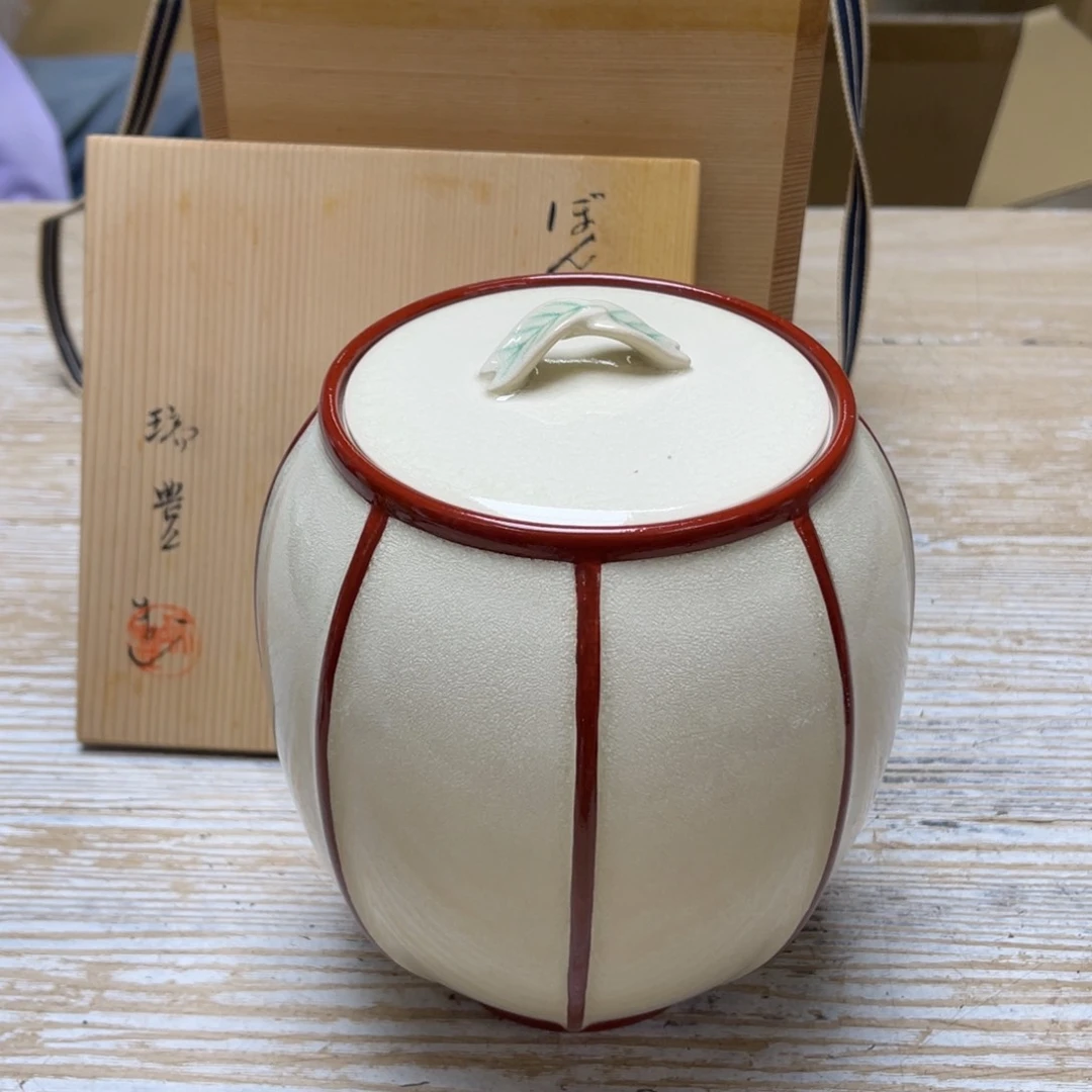 瓷片密密麻麻地排列