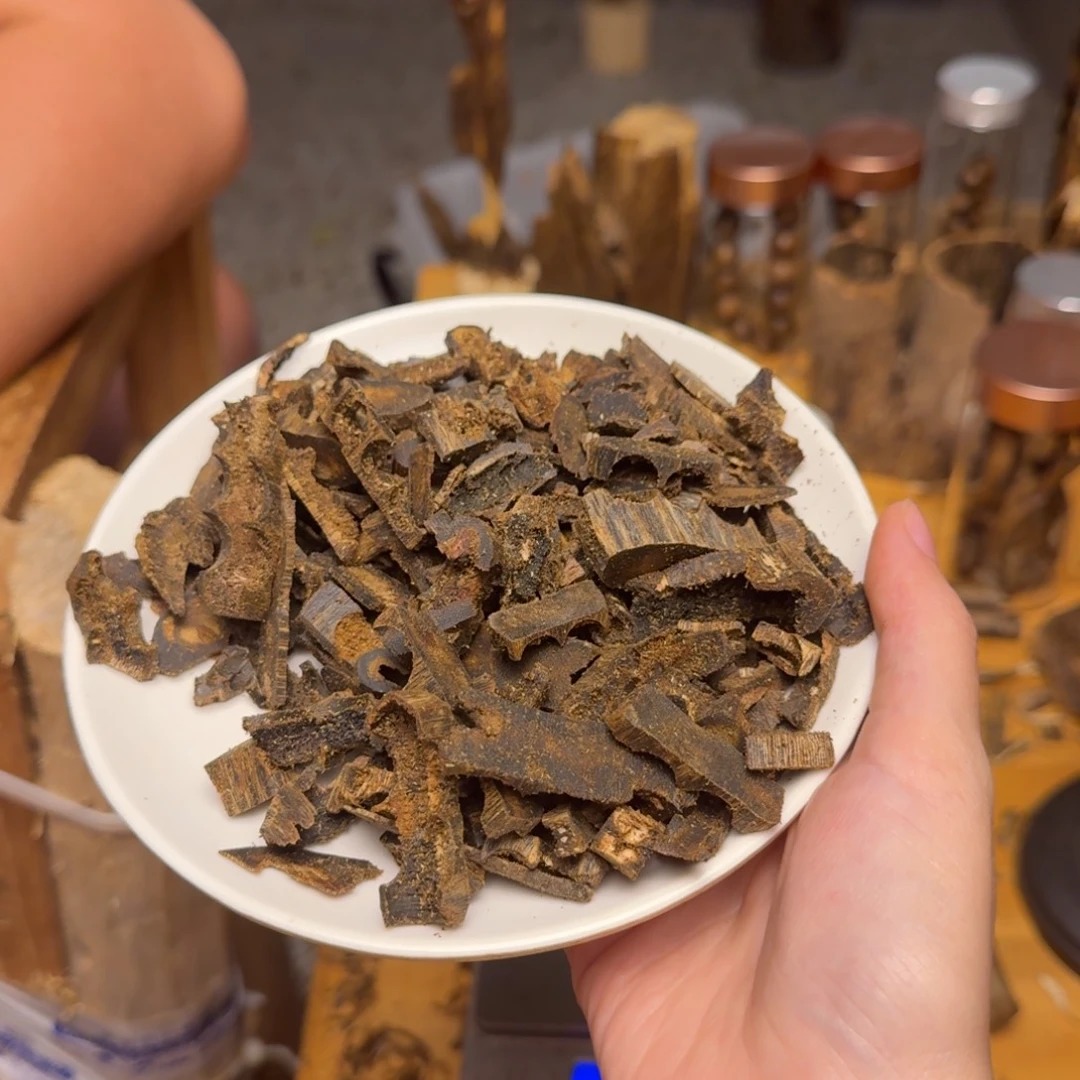 沉香沉香碎屑蓝宝石块料100克
