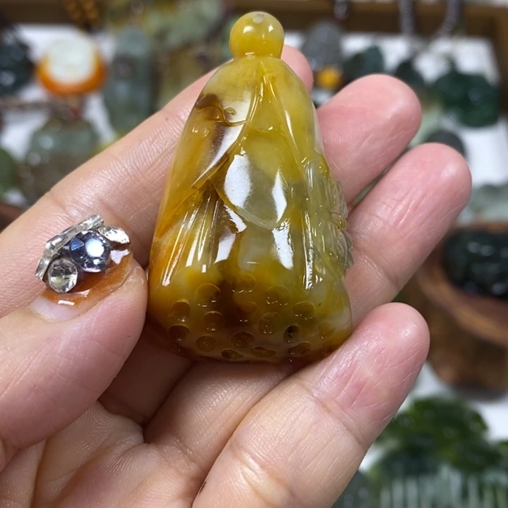 未镶嵌蛇纹石玉吊坠