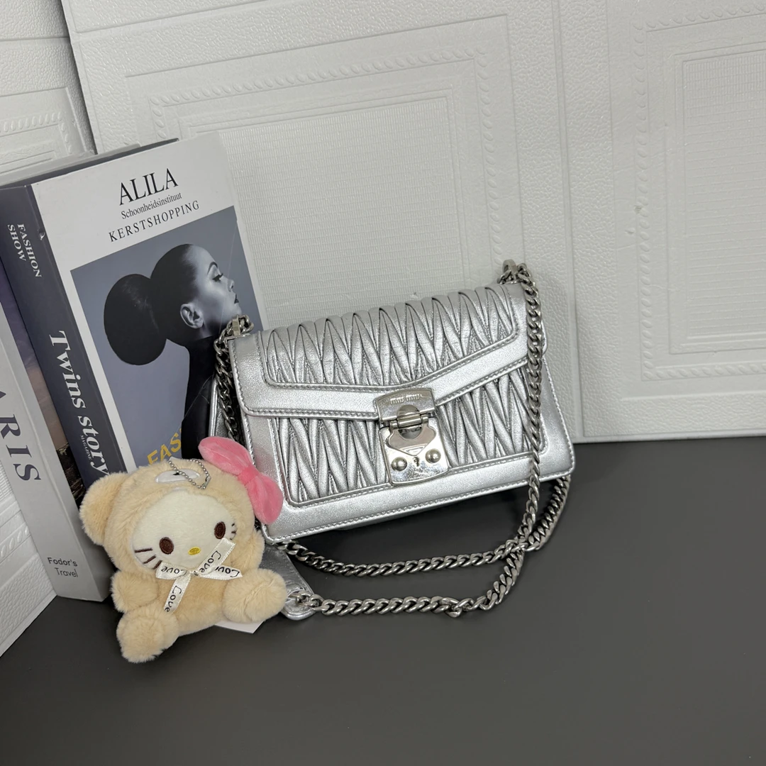 95新 MIU MIU/缪缪 银色褶皱邮差链条斜挎包