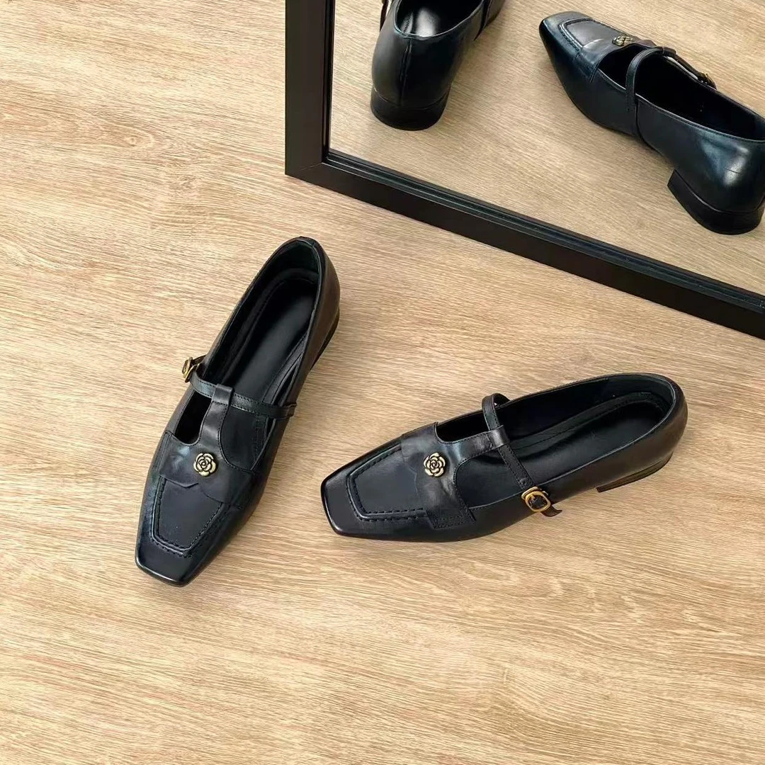 HUSSLOVE 头层牛皮·跟高2CM·复古通勤法式山茶花平跟粗跟中口单鞋