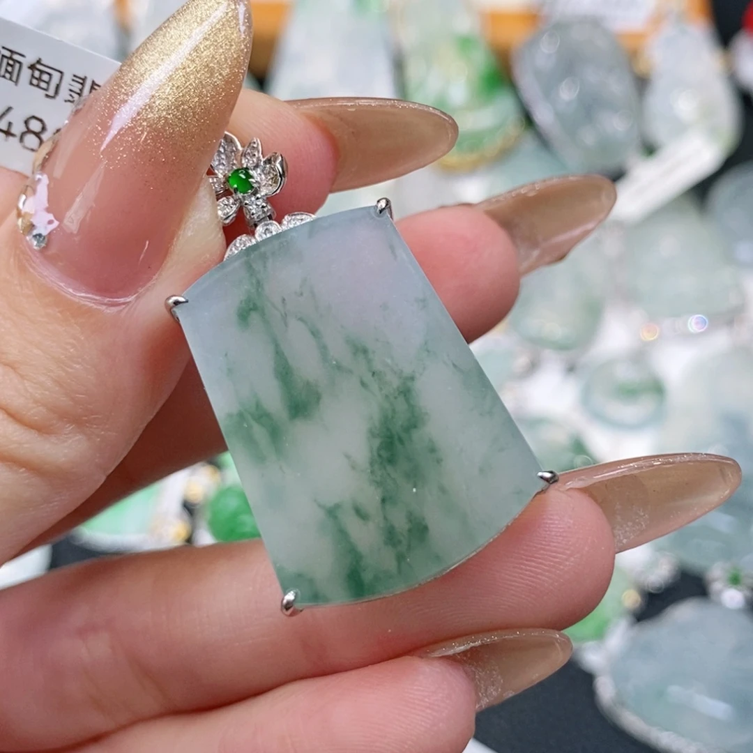 颈饰18K金镶嵌翡翠