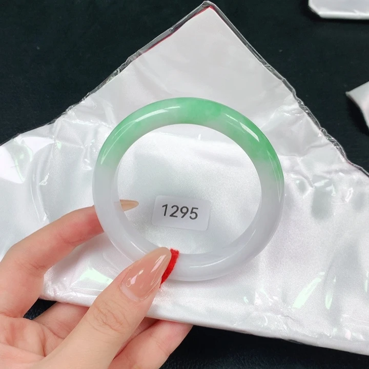 翡翠手镯未镶嵌天然翡翠手镯04