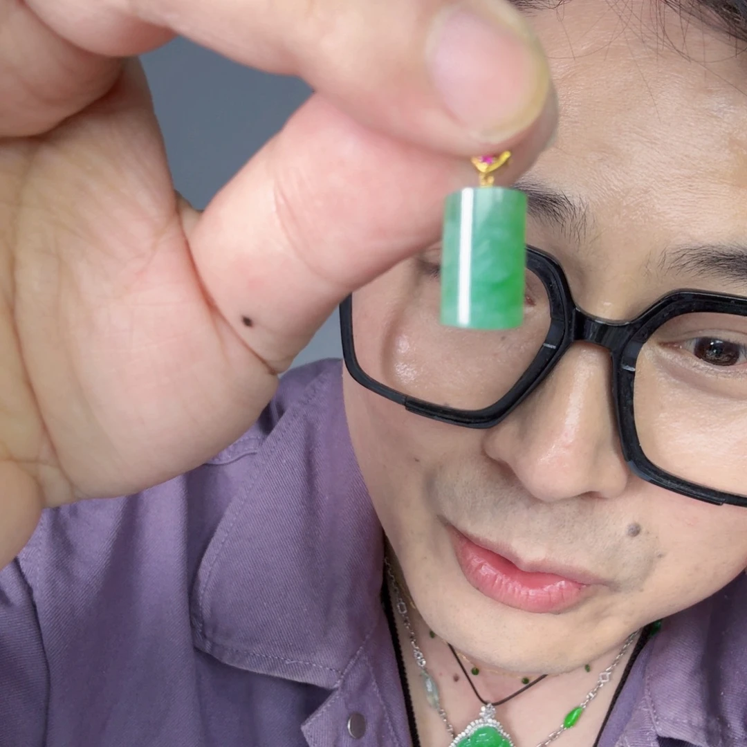 翡翠18K金镶嵌颈饰一件