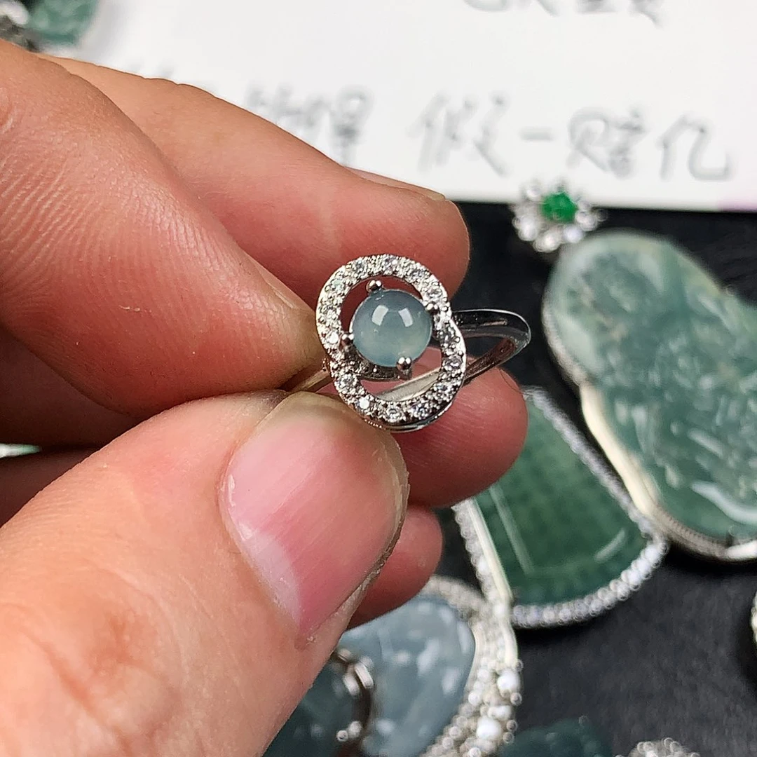 翡翠未镶嵌颈饰戒指