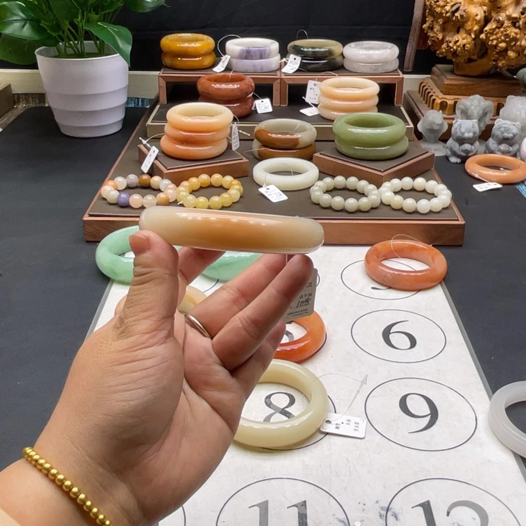 悠***.石英岩玉未镶嵌手镯