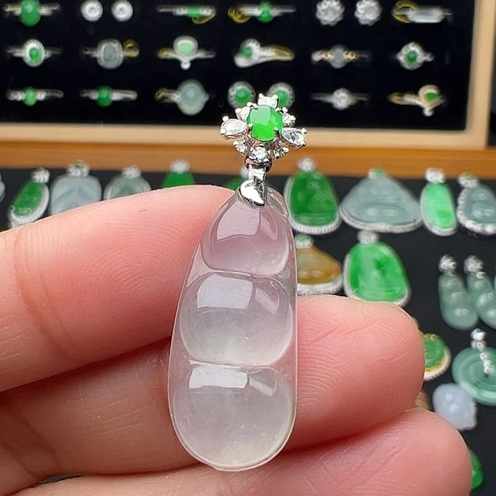 翡翠18K金镶嵌颈饰豆