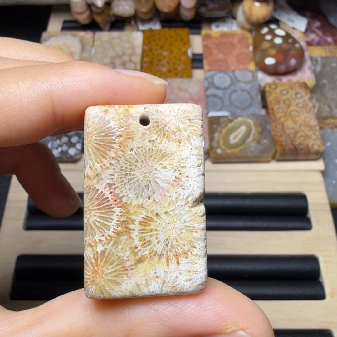 硅化玉未镶嵌黄粉骨骼大花，好盘