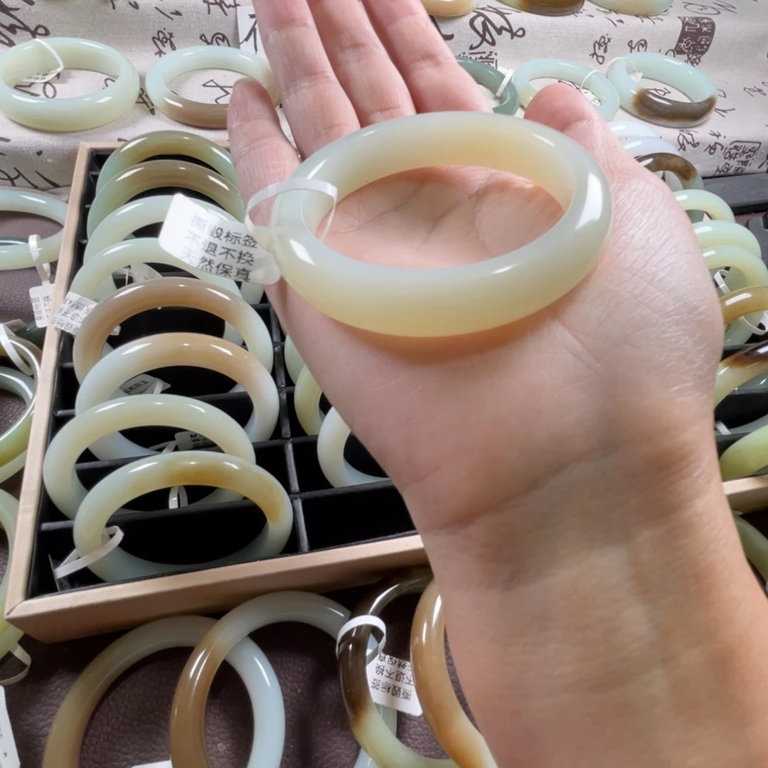 和田玉未镶嵌手镯