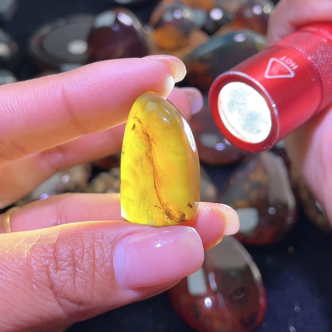 琥珀裸石未镶嵌？