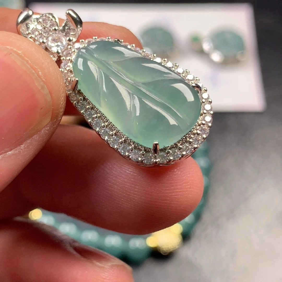 翡翠未镶嵌颈饰芭蕉叶