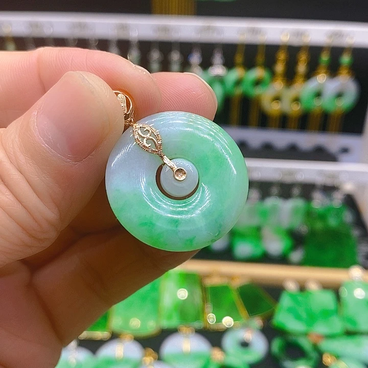 翡翠吊坠(赠链)18K金镶嵌吊坠