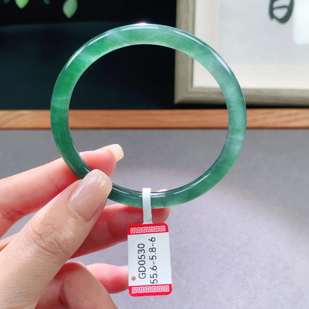 翡翠手镯未镶嵌天然翡翠