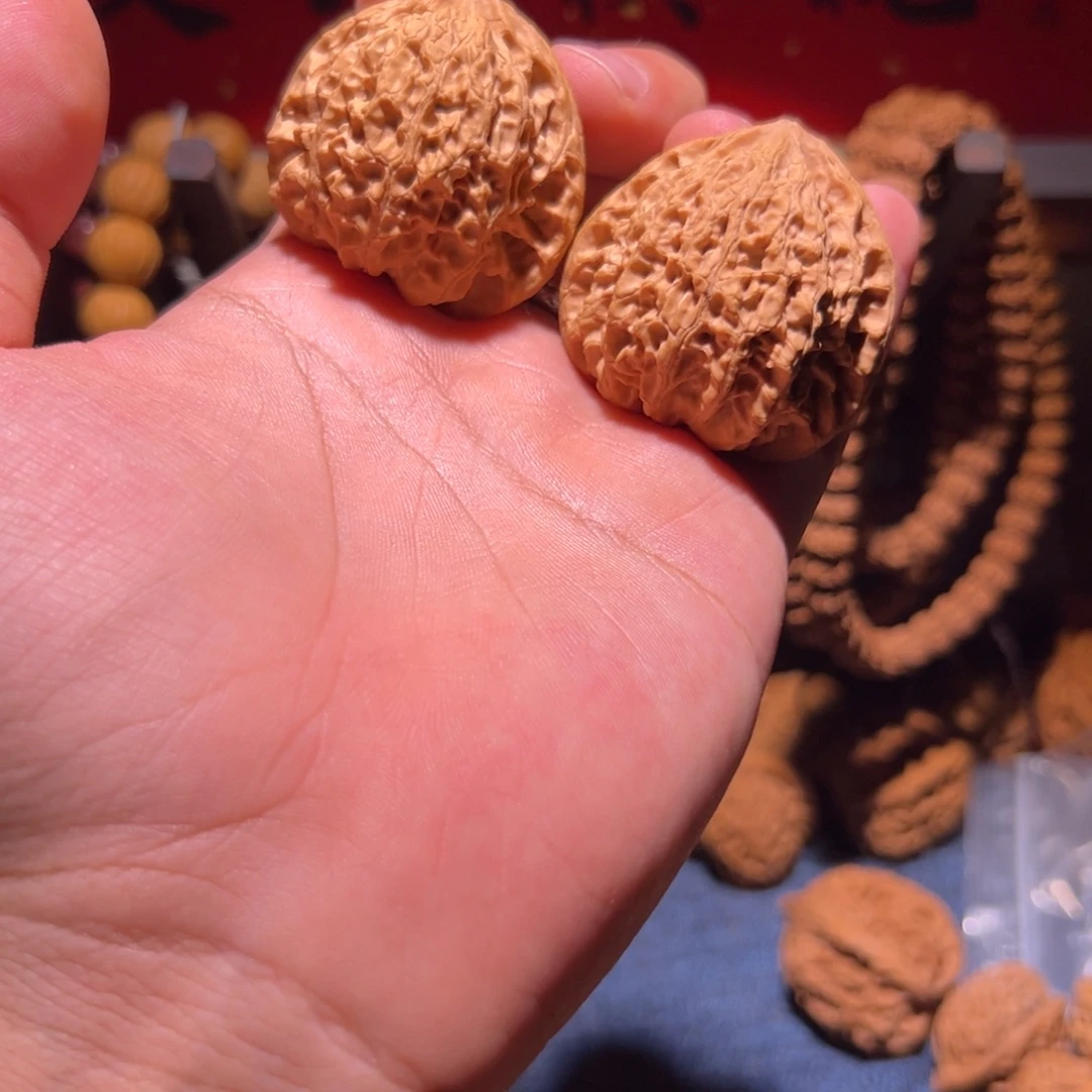 把件文玩核桃42几乎全品野生虎头王，轻微小水尖，一盘就没了