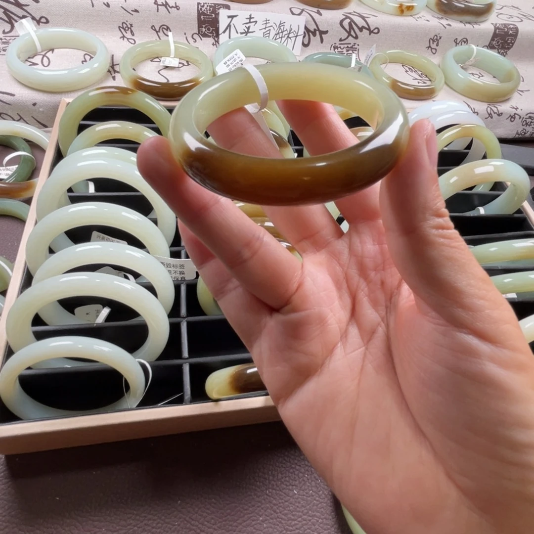 和田玉未镶嵌手镯