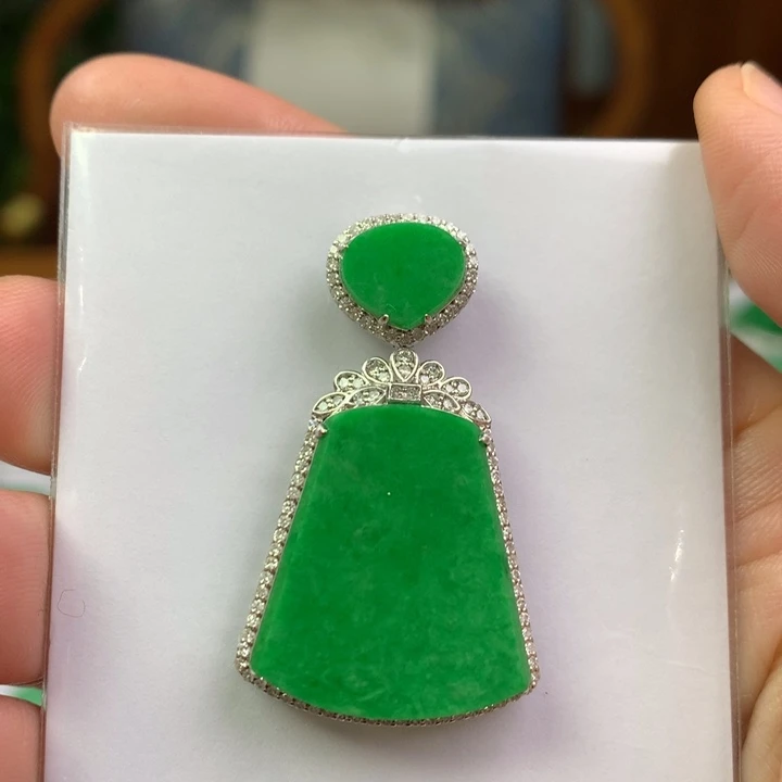 翡翠18K金镶嵌颈饰翡翠吊坠