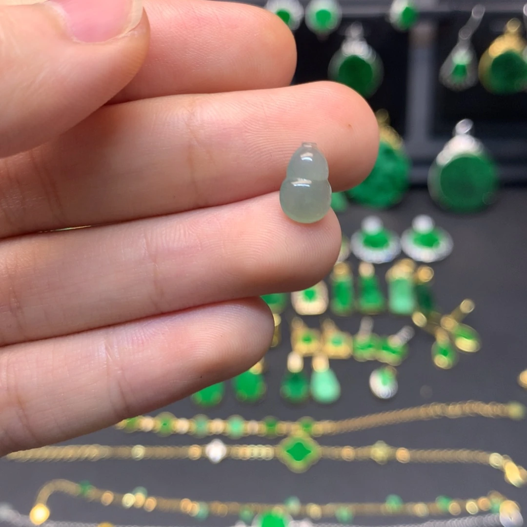 翡翠未镶嵌颈饰有纹裂