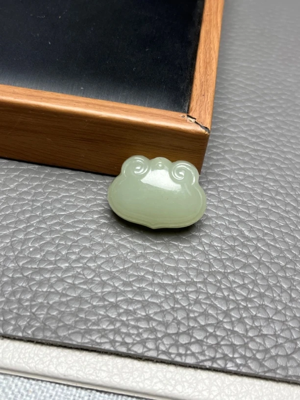 和田玉晴水女款如意锁简约时尚百搭挂坠