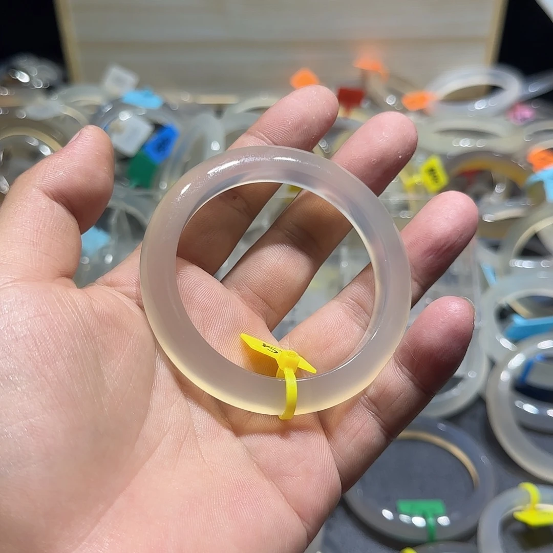 偷****玛瑙/玉髓未镶嵌手镯