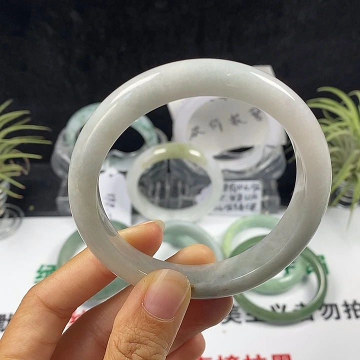 翡翠未镶嵌手镯48号。 58.8圈