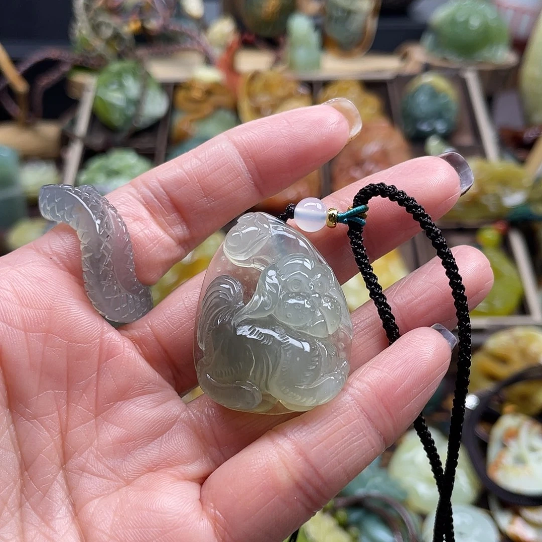 蛇纹石玉颈饰未镶嵌黑*啡岫玉狗