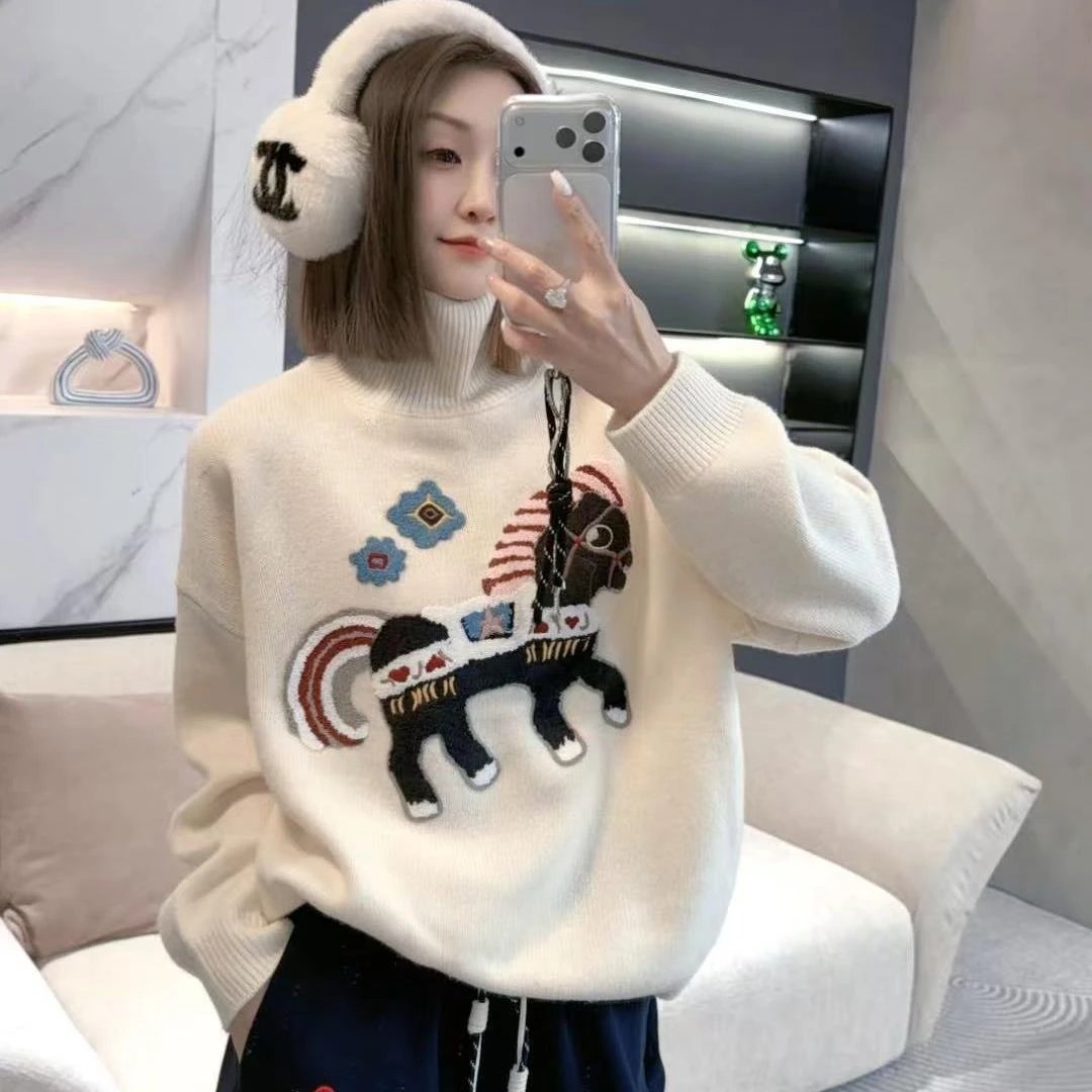 熙薇【天马行空​】2025秋冬新款立马设计师马年羊毛衫休闲上衣H6670