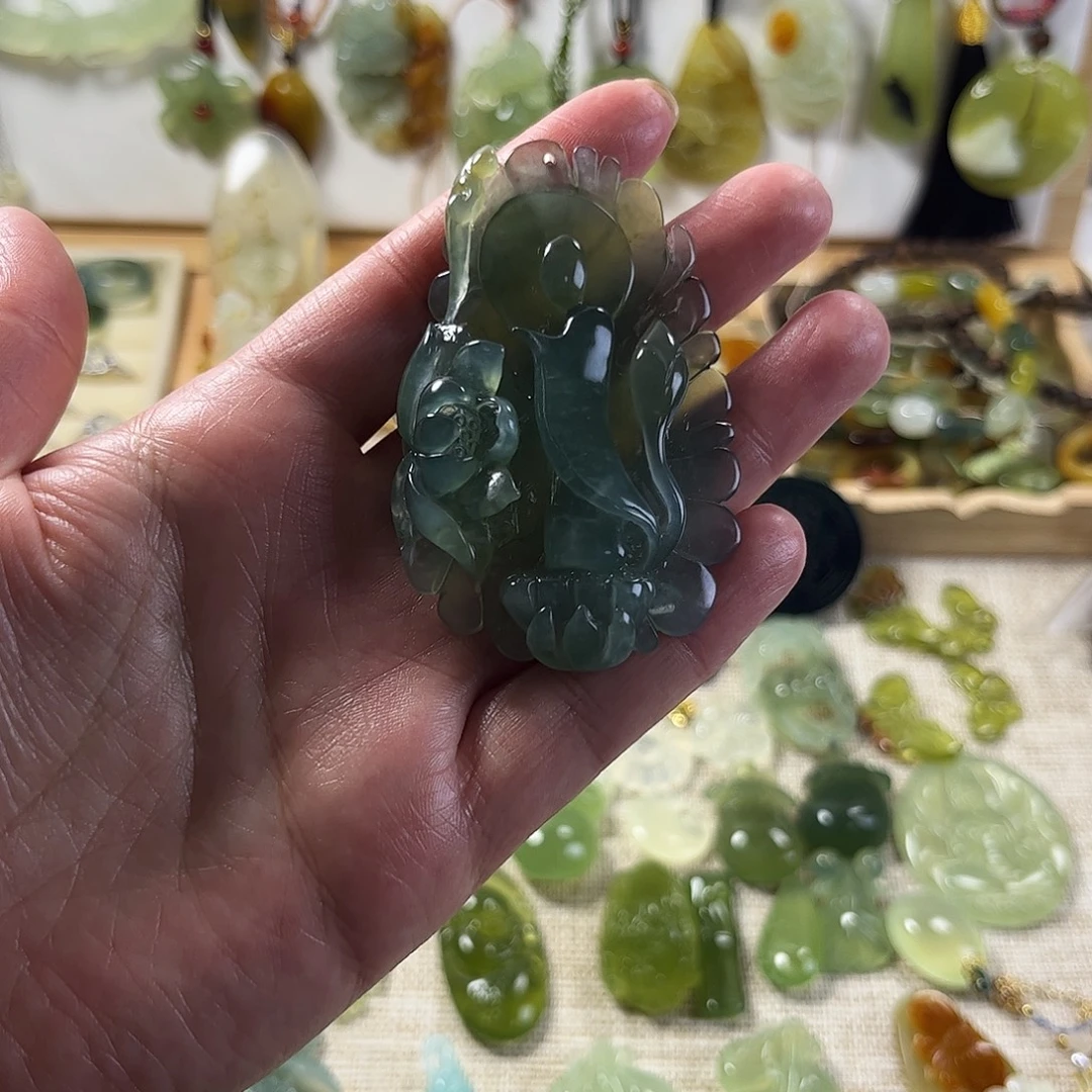 胡***极蛇纹石玉未镶嵌颈饰