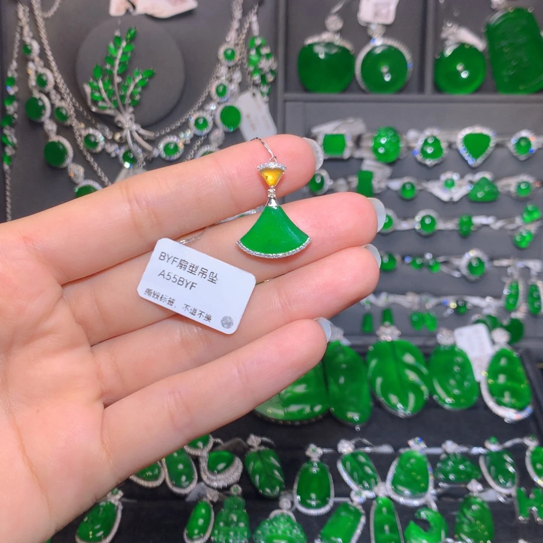 翡翠18K金镶嵌颈饰扇形