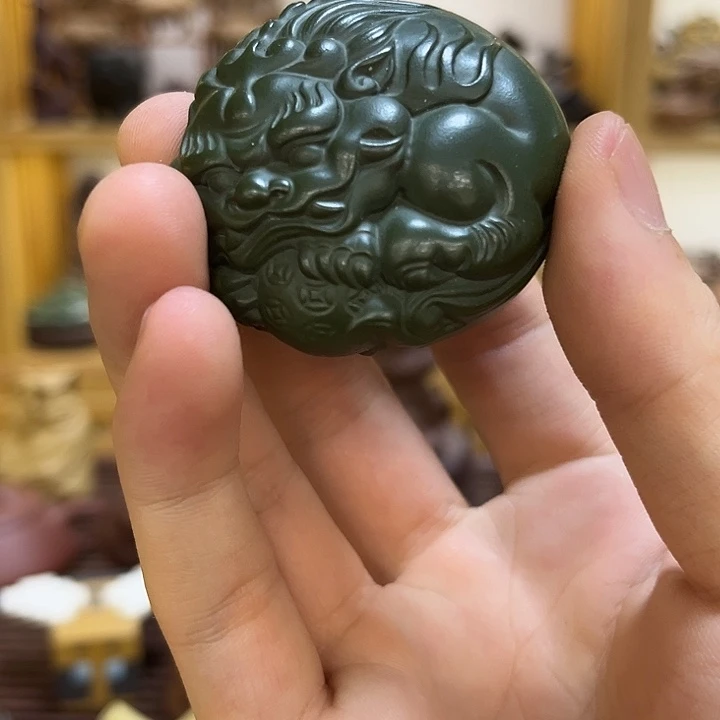 紫砂茶宠紫砂绿泥抱财貔貅茶宠摆件
