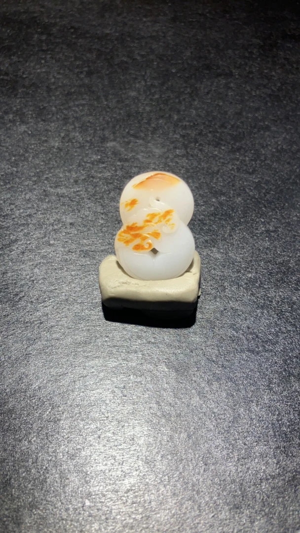 蝙蝠铜钱，寓意福在眼前