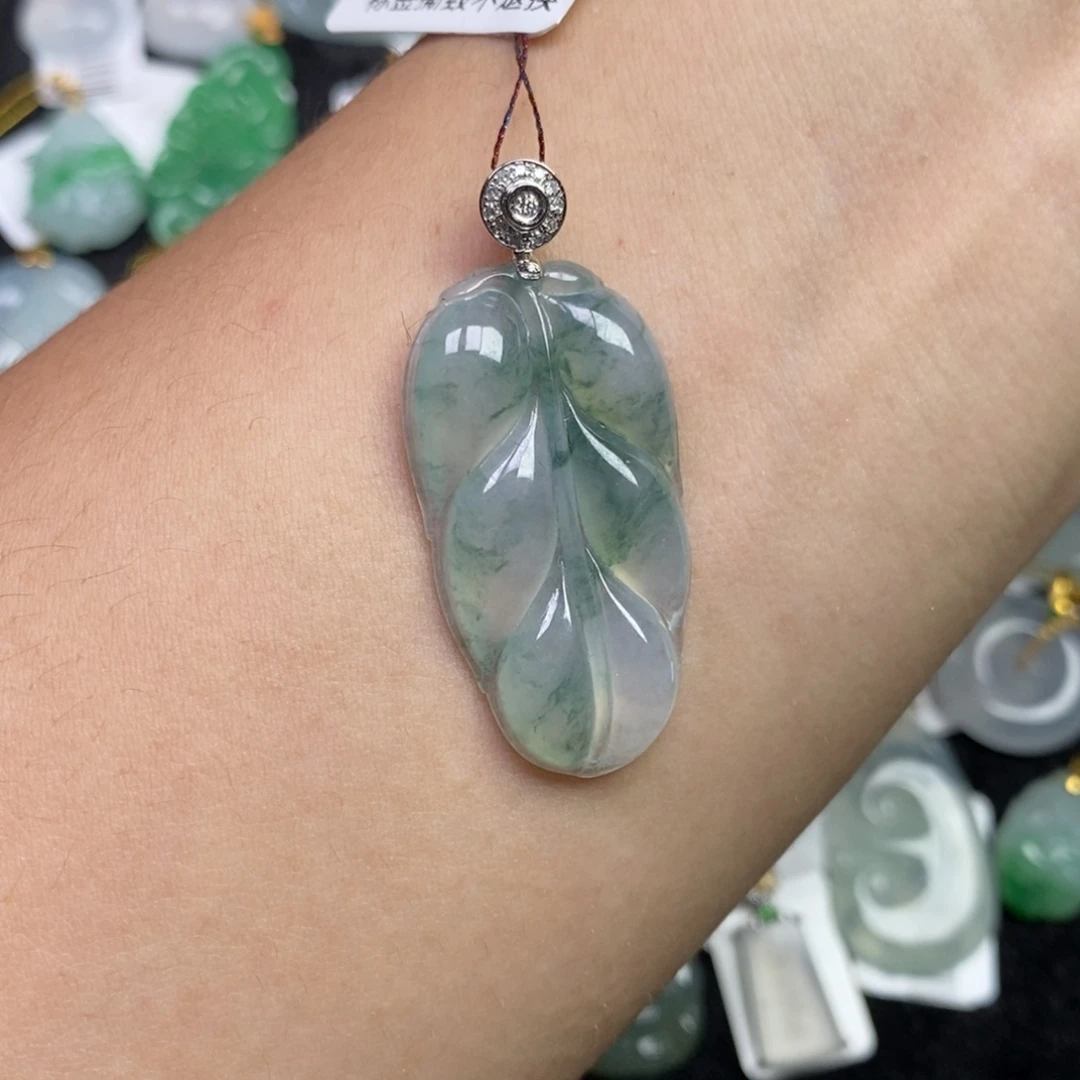 翡翠18K金镶嵌颈饰叶子