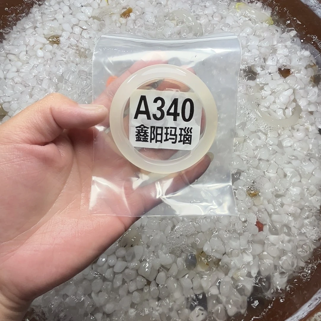 手镯玛瑙/玉髓未镶嵌有个小晶体 不扣手介意勿拍