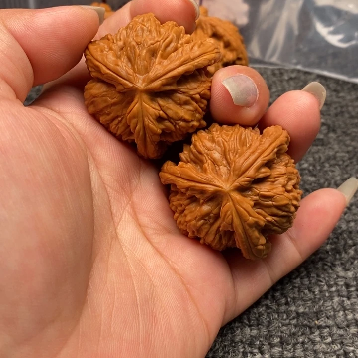 ****起文玩核桃吊坠白狮子