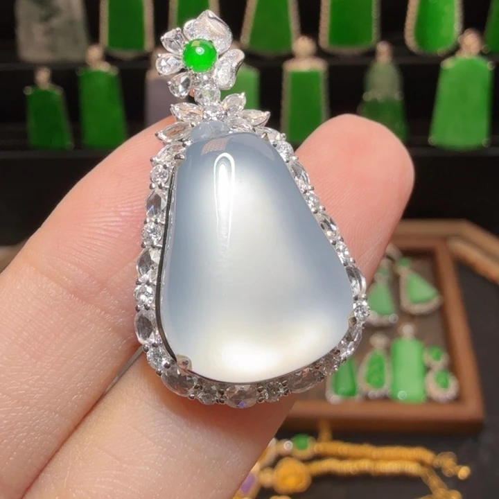 翡翠18K金镶嵌颈饰翡翠