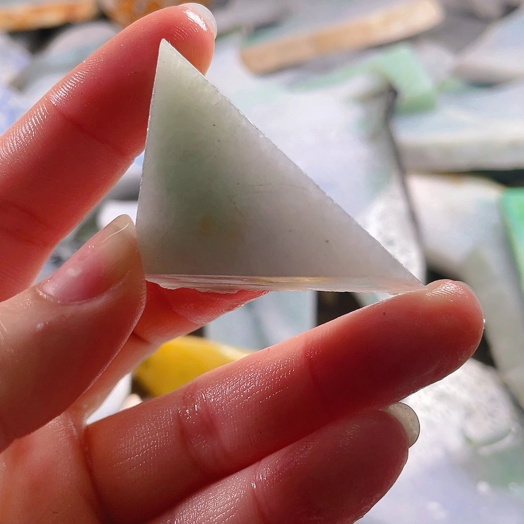 颈饰未镶嵌翡翠。