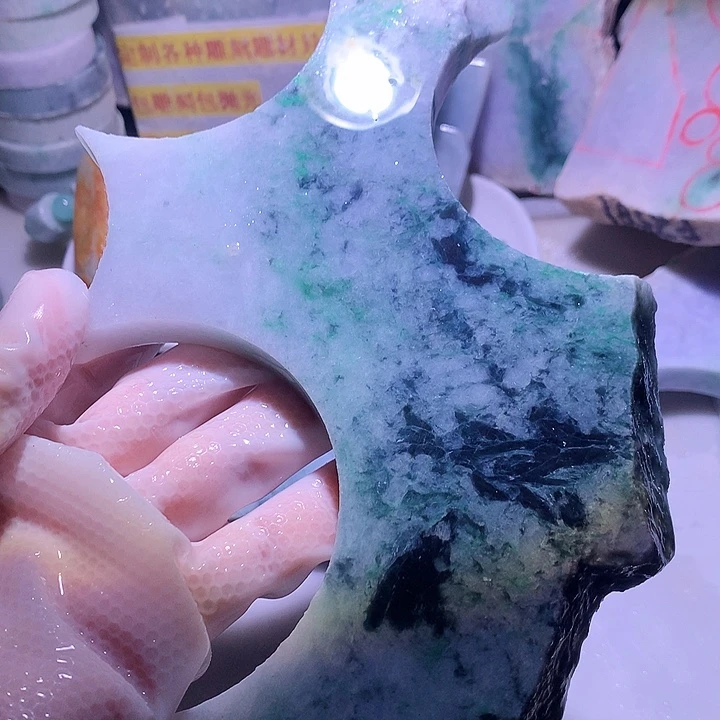 翡翠未镶嵌颈饰边角料