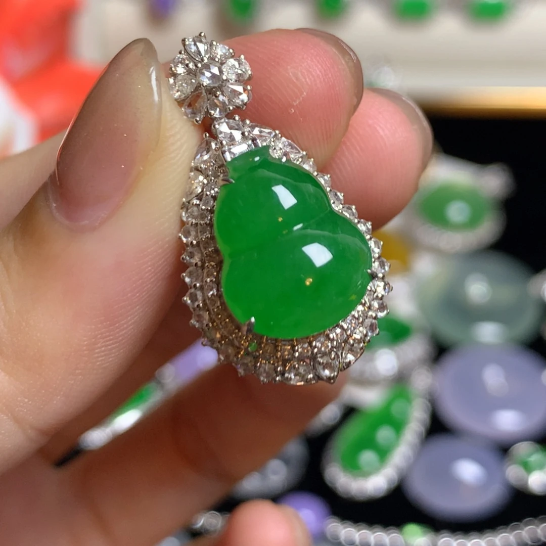 颈饰18K金镶嵌翡翠葫芦