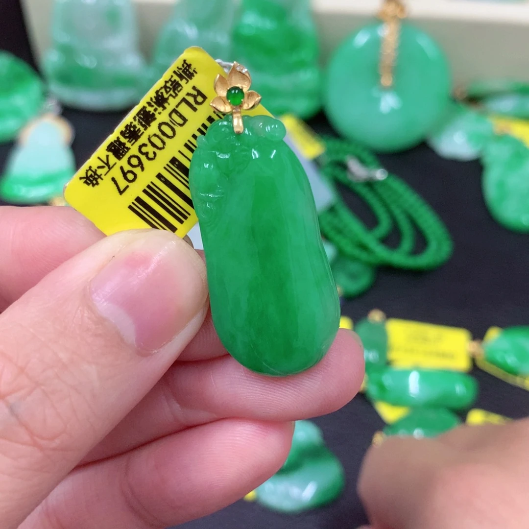 翡翠18K金镶嵌颈饰