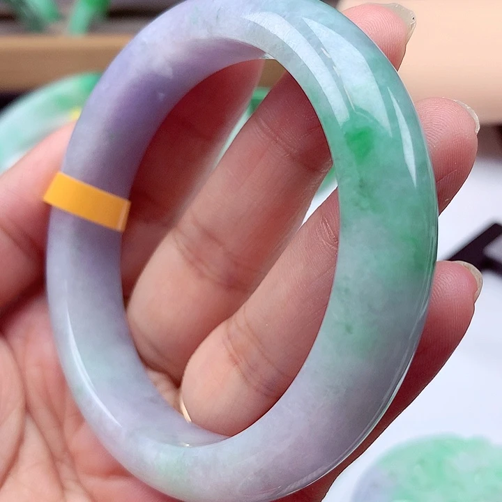 翡翠手镯未镶嵌翡翠