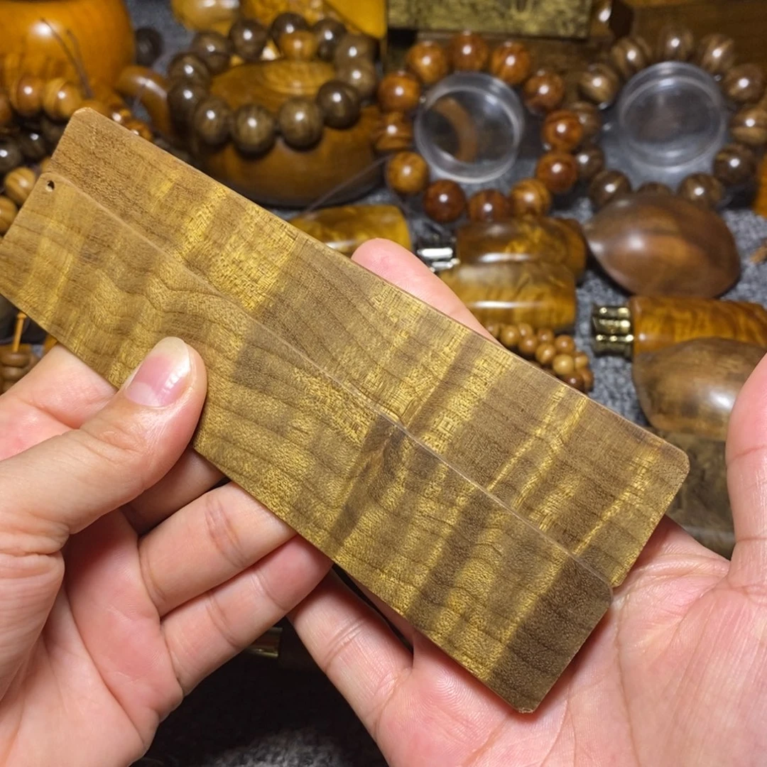 金丝楠花纹阴沉绿书签