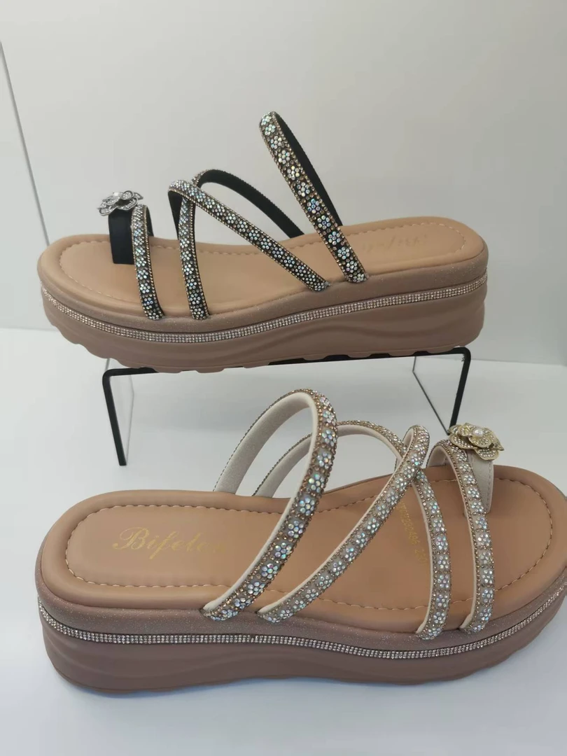 232486百霏琳日顺鞋业坡跟水钻松糕底时尚休闲一脚蹬沙滩鞋