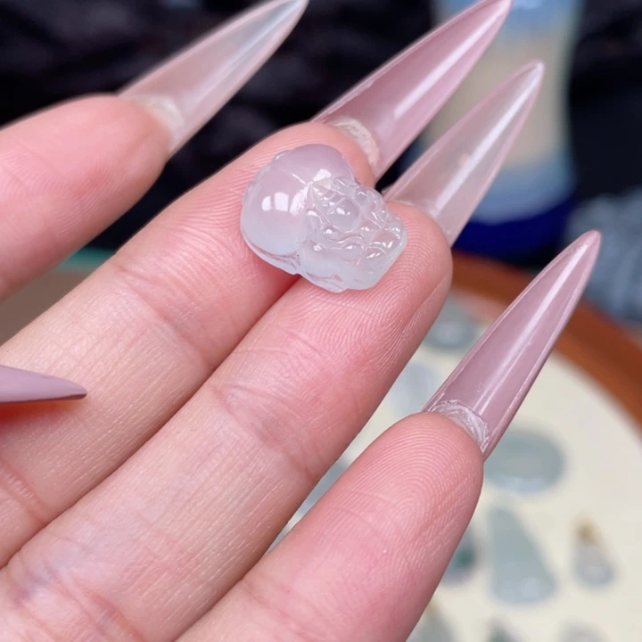 翡翠未镶嵌颈饰貔貅