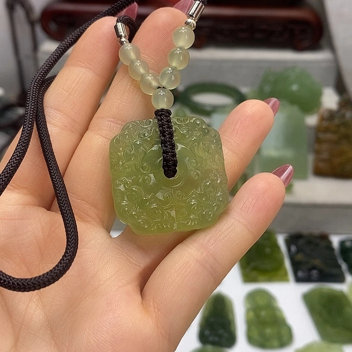蛇纹石玉未镶嵌挂件
