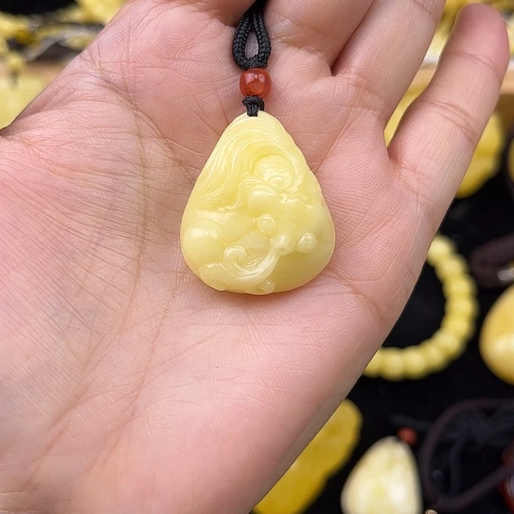 琥珀未镶嵌颈饰琥珀