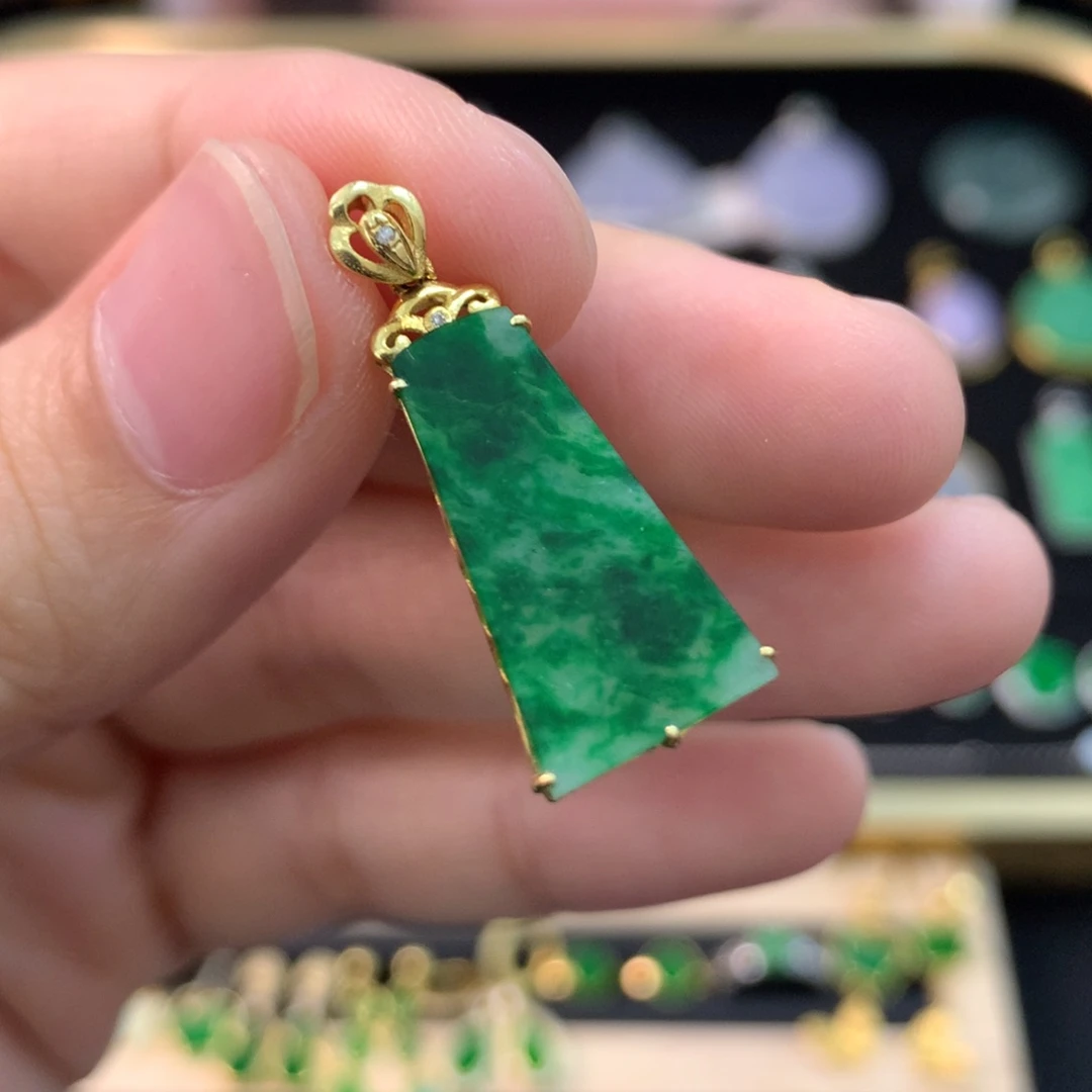 翡翠18K金镶嵌颈饰飘花无事牌